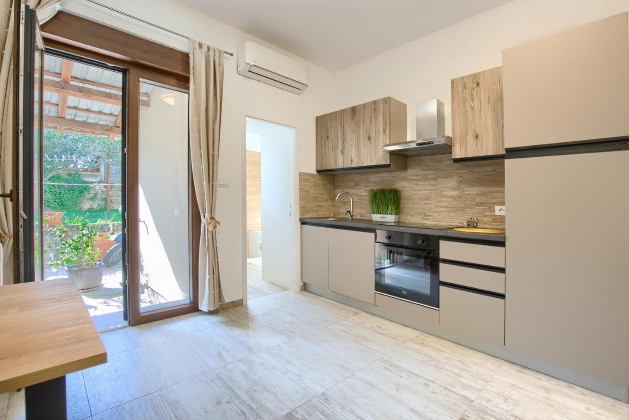 Amphitheater 3+2 Modern Apartment With Terrace, Wifi, Netflix พูลา ภายนอก รูปภาพ