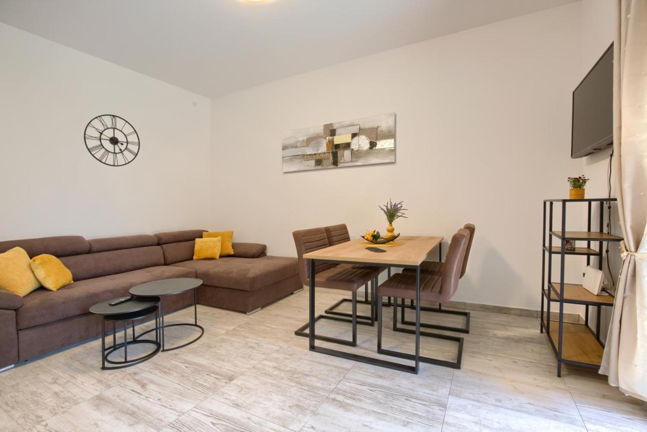 Amphitheater 3+2 Modern Apartment With Terrace, Wifi, Netflix พูลา ภายนอก รูปภาพ
